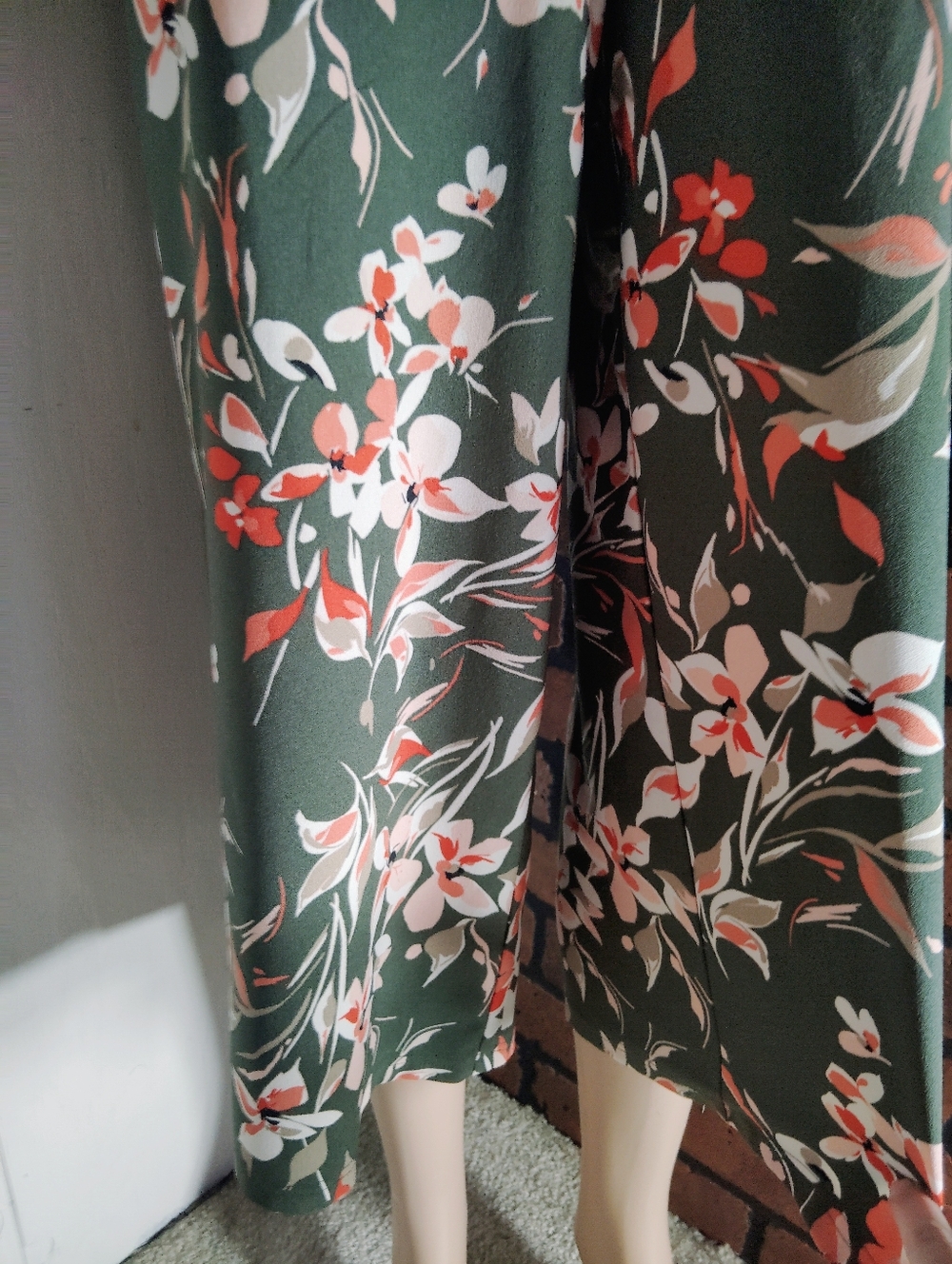 LIKE NEW!! Apt. 9 Dark Green Floral Sleeveless Wide-Leg Jumpsuit. Size 4 - Picture 9 of 11